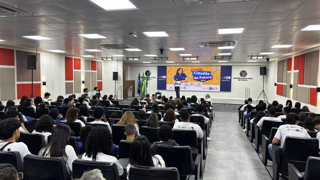 Programa reúne 300 estudantes da rede pública em atividades sobre democracia e cidadania - Secretária-Adjunta de Ouvidoria e Transparência, Karen Oldoni, em fala aos estudantes no prédio da CGE
